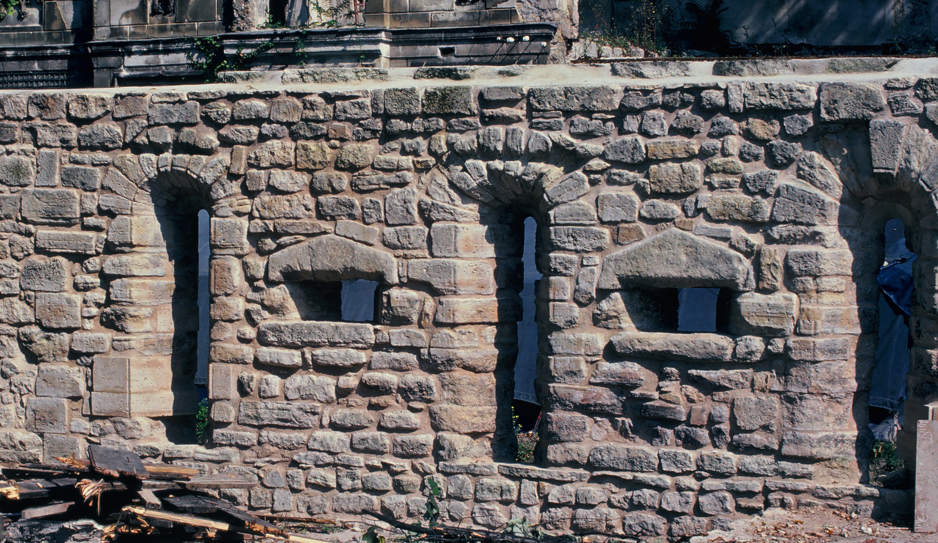 Le mur du cellier des moines restauré